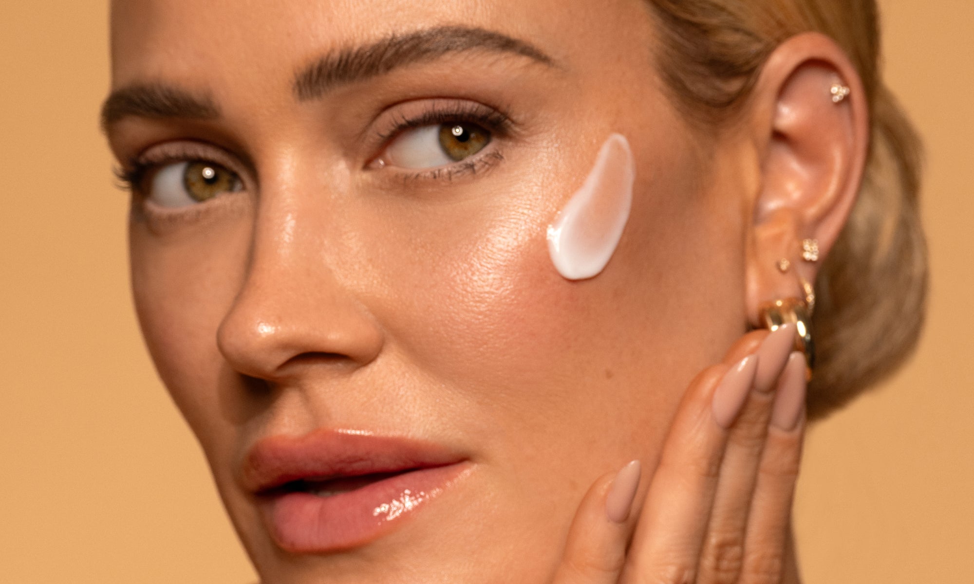 Self Tanner + Skincare Routine: How to Layer Retinol, Acids, & SPF Without Wrecking Your Glow