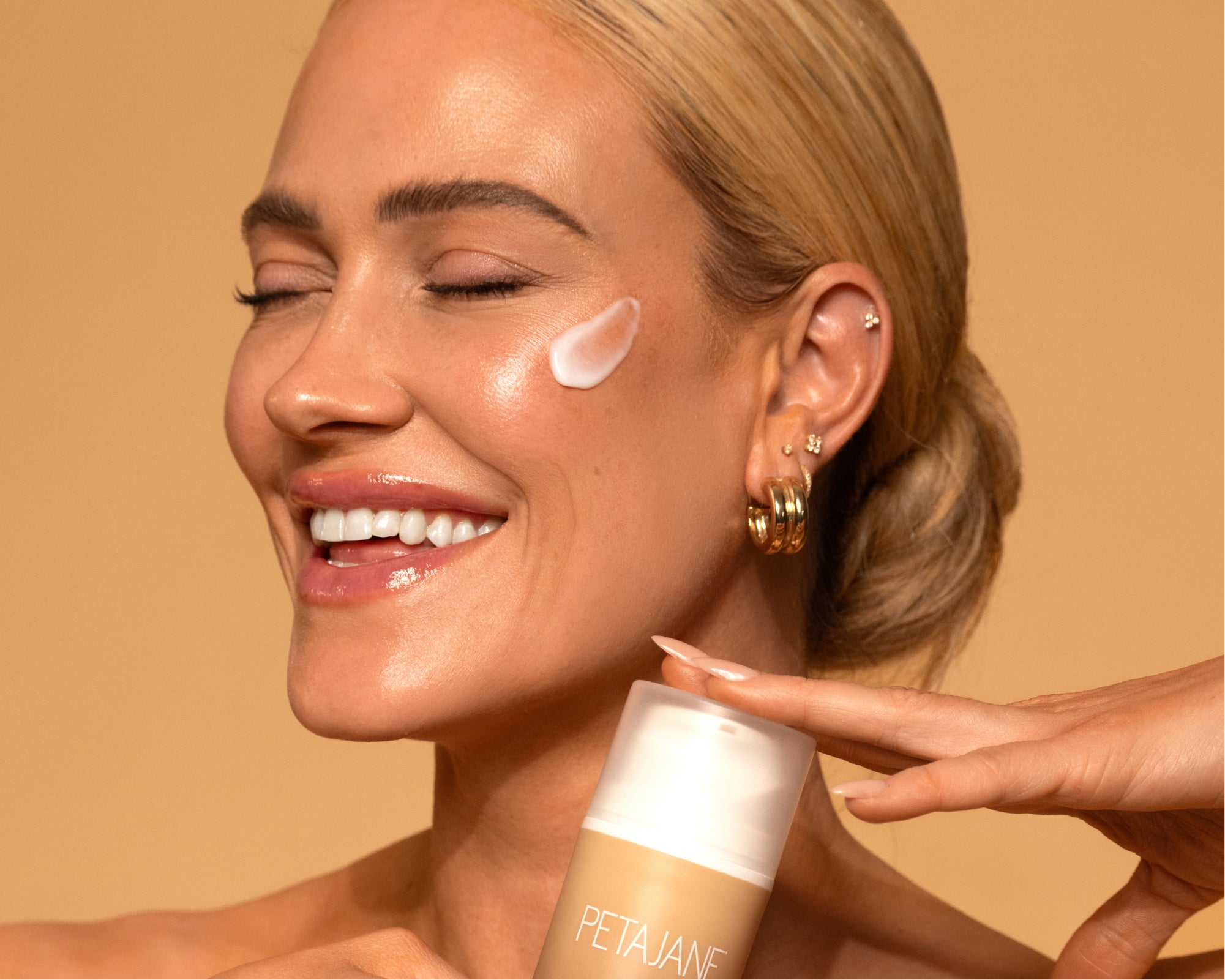 model applying Peta Jane self tanning lotion